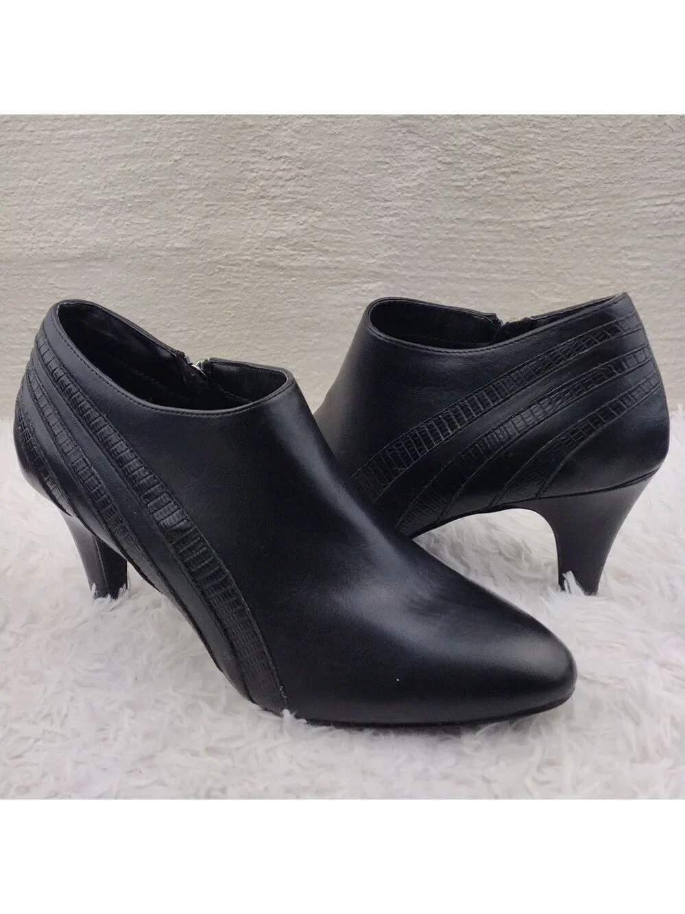 Eva & Zoe Evelyn Black Faux Leather Pointed-Toe Mid Heel Side Zip Bootie Shoe